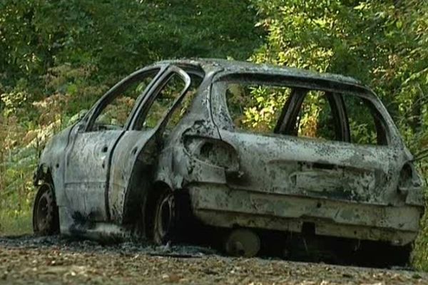 Dans la forêt des essarts, la victime avait été abandonnée à côté de sa voiture incendiée (archive septembre 2009)