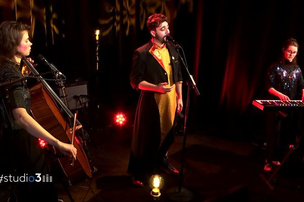 Les trois membres de Novisce (de gauche à droite) : Marie-Céline Jules (violoncelle, chœur), Jean-Charles Guichardot (chant, guitare) et Eléonore Pernet (piano, musique assistée par ordinateur).