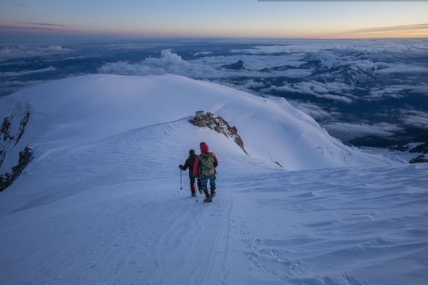 Des alpinistes dans l'ascension du mont Blanc à Saint-Gervais-les-Bains (Haute-Savoie), vers 4400 mètres d'altitude, après l'abri Vallot.