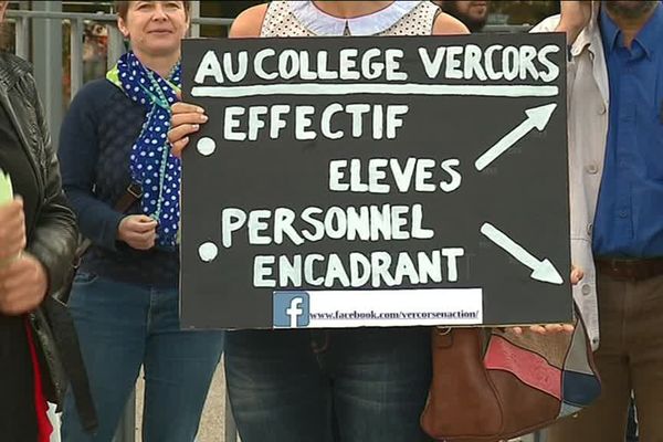 Manifestation devant le  collège Vercors ce vendredi 8 septembre. 