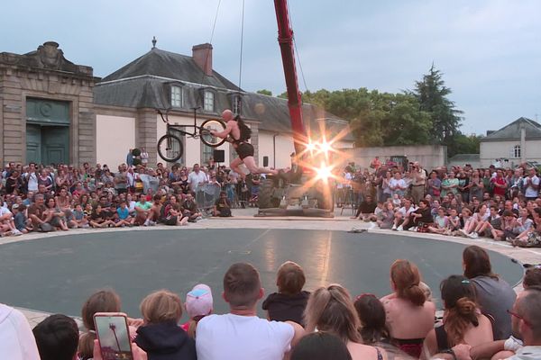 Vincent Warin, acrobate-comédien sur BMX, a livré un spectacle vertigineux lors du festival Urbaka, le 29 juin à Limoges.