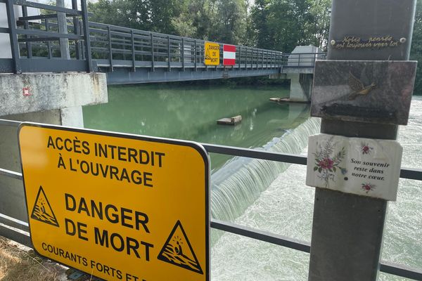 La rambarde du barrage de Cumières, surplombant la Marne. Plusieurs corps y ont déjà été retrouvés par le passé, comme indiqué par plusieurs plaques funéraires.