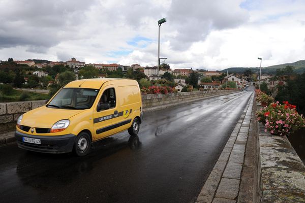 Entre Retournac et Beauzac, des agents du Conseil départemental ont découvert plusieurs milliers d'euros en liquide éparpillés au bord d'une chaussée.