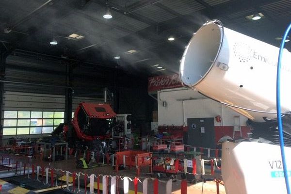 "Opération désinfection" avec des canons à neige mercredi 15 avril 2020 chez Kassböhrer, le constructeur d'engins de damage PistenBully à Albertville en Savoie.