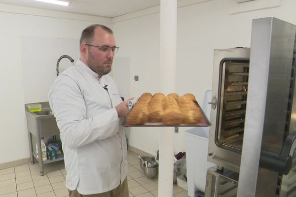 Le chef pâtissier, Grégoire de la Pomélie, donne les secrets du Paris-Brest à ses pâtissiers en herbe.