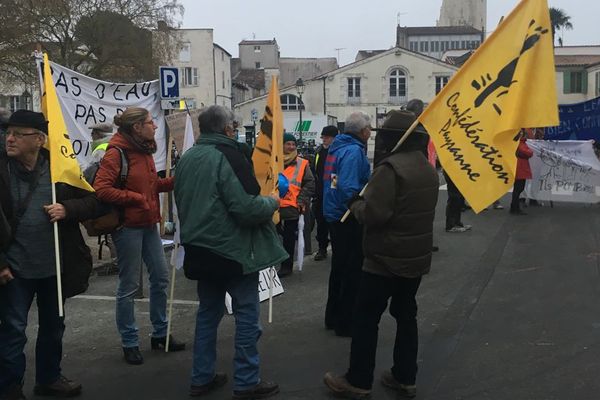 Les manifestants de la Confédération Paysanne et des associations environnementales devant la préfecture à La Rochelle.