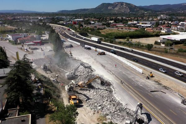 Chantier spectaculaire à Valence avec la démolition du pont de l'autoroute A7, la RN7 a été partiellement coupée.