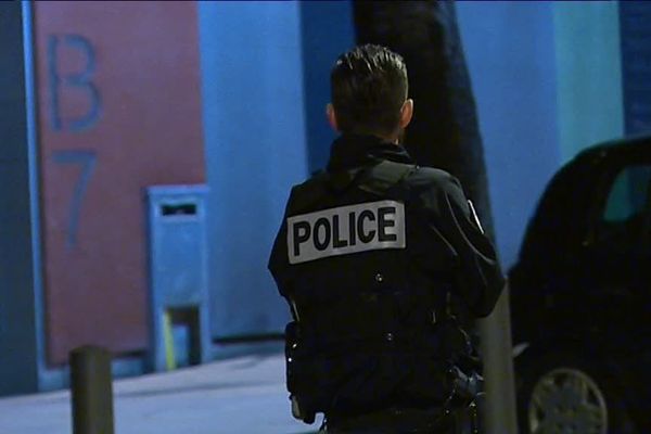 La police a établi un périmètre autour de la scène des tirs.