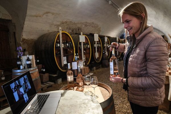 "Visio-dégustations" au château Barbebelle (Bouches-du-Rhône) pour contrer la chute des ventes de vin, pendant le confinement. 