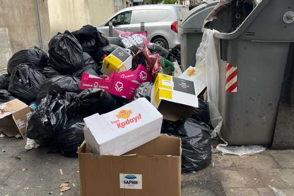 La collecte des déchets est réduite dans certains quartiers de Marseille comme ici à Saint-Antoine (15e), engendrant une accumulation et des risques sanitaires selon le syndicat sud santé.