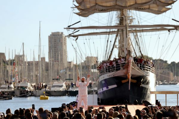 Mercredi 8 mai 2024, Jul, star du rap, a allumé le chaudron olympique à Marseille sur le Vieux-Port, où le Belem a fait son entrée avec à son bord la flamme olympique.