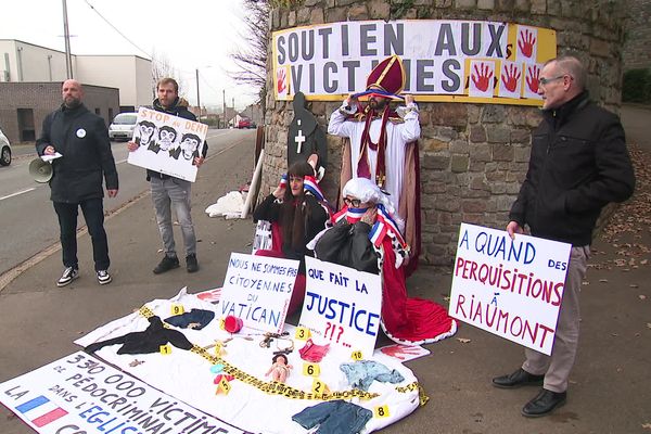 L'association Mouv'enfants est à l'initiative de cette action devant le Village des enfants de Riaumont samedi 14 décembre.