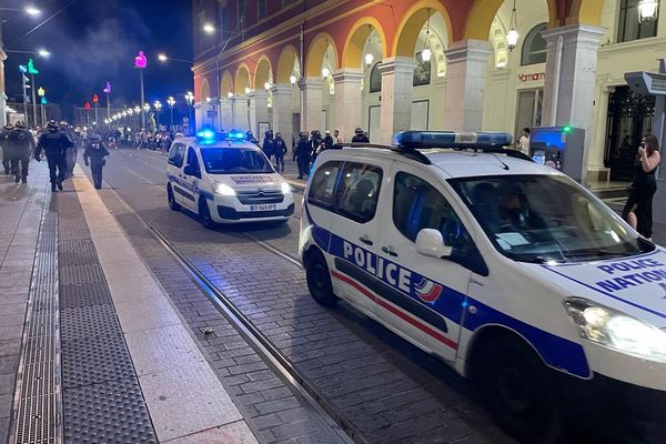 Forces de l'ordre place Massena à Nice, la nuit du 1er au 2 juillet.