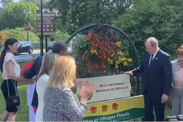 Villeneuve-Loubet, Village fleuri, est aussi Site historique Grimaldi de Monaco, tel que le précise le panneau inauguré ce lundi par le maire Lionnel Luca et le Prince Albert II à l'entrée de la commune.