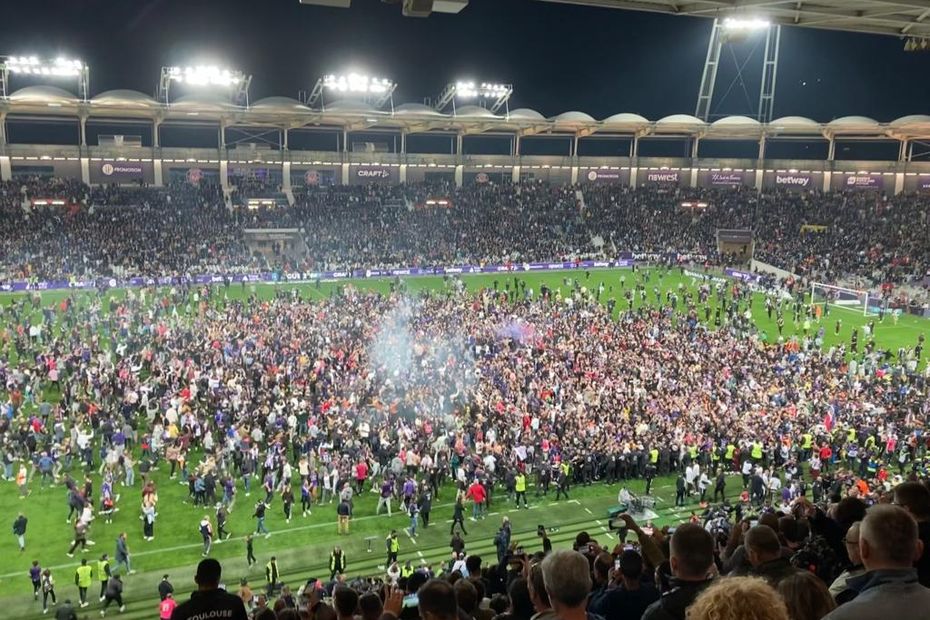 Soccer.  Return to Ligue 1 for TFC after their 2-0 victory in Toulouse against Niort