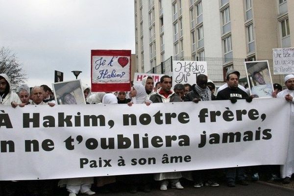 Plusieurs centaines de personnes passent devant le lycée Darius Milhaud, le 15 janvier 2010 au Kremlin-Bicêtre, lors d'un marche silencieuse à la mémoire d'Hakim Maddi, un lycéen poignardé à mort le 8 janvier dernier par un autre élève à l'intérieur du lycée. 