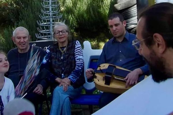 Chez Ben et Annie, au son de la vielle à roue, avec les enfants lauréats du concours de dictée occitane "On a joué au paillassou dans le jardin, ils adoraient ca ! C'était il y a juste 2 mois..."