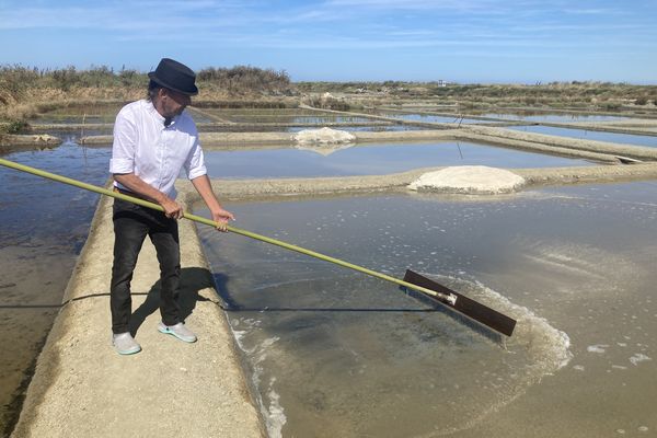 Pour Stéphane Bouleau, paludier à Guérande, la récolte du sel vient tout juste de commencer