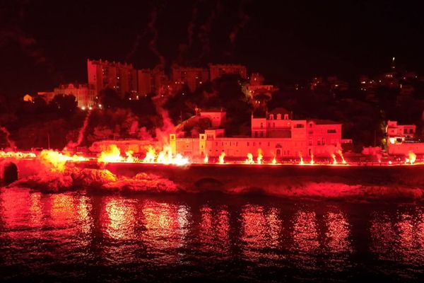 80000 fumigènes ont été craqués vendredi 26 mai le long du littoral marseillais pour les 30 ans du sacre de l' OM en Ligue des Champions.