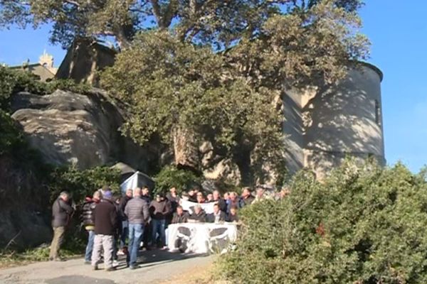 Le mouvement Corsica Libera devant le couvent Santa Catalina à Sisco.