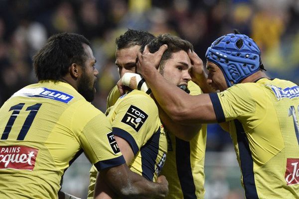 La relève est bien là à l'ASM Clermont Auvergne. Benson Stanley félicite son jeune coéquipier Damian Penaud qui vient d'inscrire un essai contre le leader la Rochelle pour la dernière journée du top 14. 