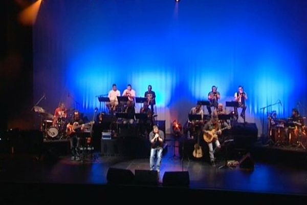 15 musiciens et un chanteurs rendent hommage samedi soir à Nougaro, dans une petite salle de concert à Béziers