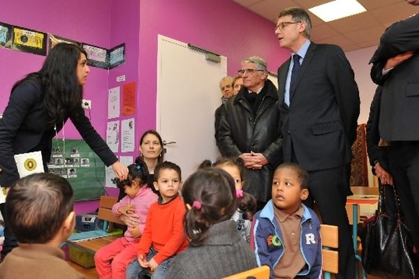 Vincent Peillon à l'école maternelle Clément Falcucci dans le quartier Bagatelle à Toulouse.