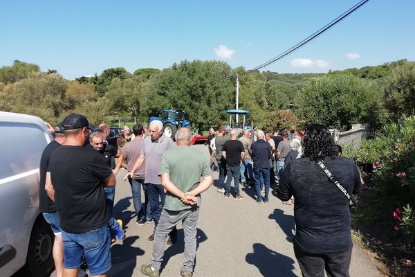 Environ 80 personnes se sont rassemblées dans le calme, quartier Saint Jean, à Bonifacio.