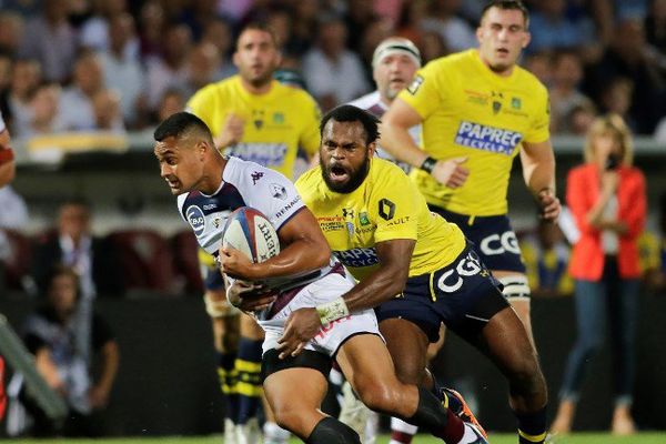 Fa'asiu Futai (UBB) et le Fidjien Peceli Yato (ASM), le 26 août 2017 au stade Chaban Delmas à Bordeaux.