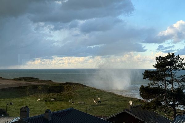 Quatre trombes marines ont été observées en même temps à Quiberville (Seine-Maritime), mercredi 20 novembre 2024.