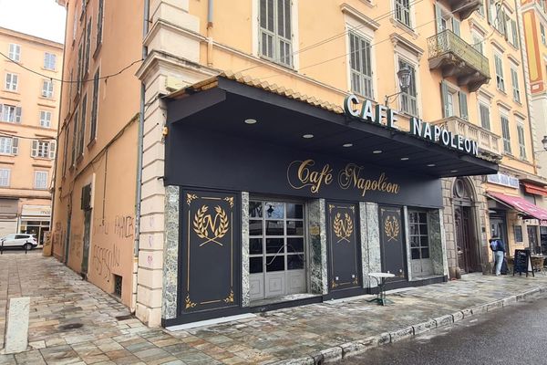 Le café Napoléon.