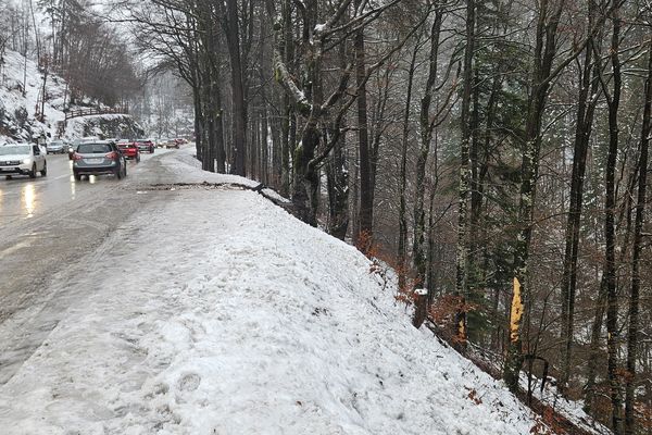 Les sapeurs-pompiers sont intervenus en Haute-Savoie le 22 décembre 2024 après une sortie de route mortelle.