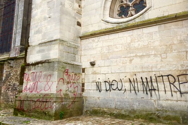 Une dizaine de tags ont été inscrits sur les murs de la cathédrale Saint-Julien.