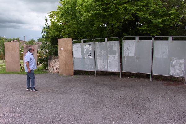 Le maire de cette commune a dû installer trois panneaux en bois afin d'afficher la grande majorité des listes candidates aux élections européennes.