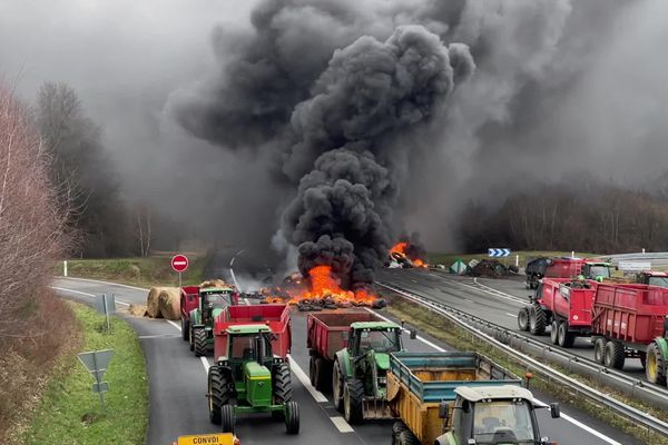 Les feux des barrages de la colère des agriculteurs avaient endommagé la chaussée de l'A20