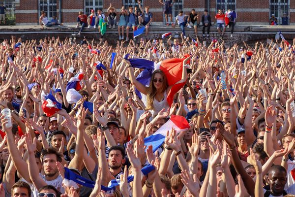 Plus de 8 000 personnes étaient rassemblées dimanche à la gare Saint-Sauveur de Lille, pour assister à la finale France-Croatie.