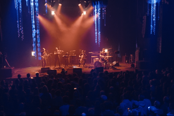 SMAC MACHINE met en lumière les artistes émergents de la scène des musiques actuelles, qui se produisent dans les salles de concert de Nouvelle-Aquitaine, labellisées SMAC.