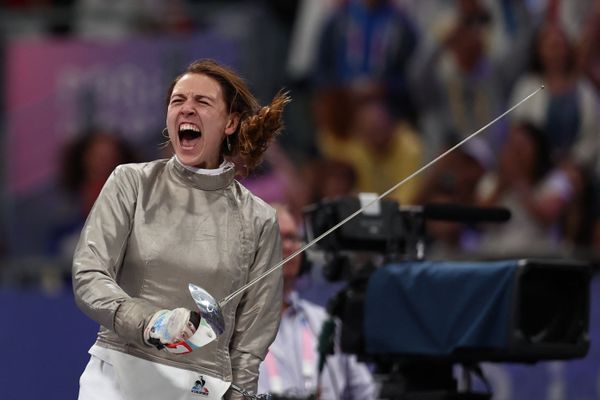 Manon Apithy-Brunet célèbre sa victoire en quart-de-finale face à la sabreuse grecque Theodora Gkountoura