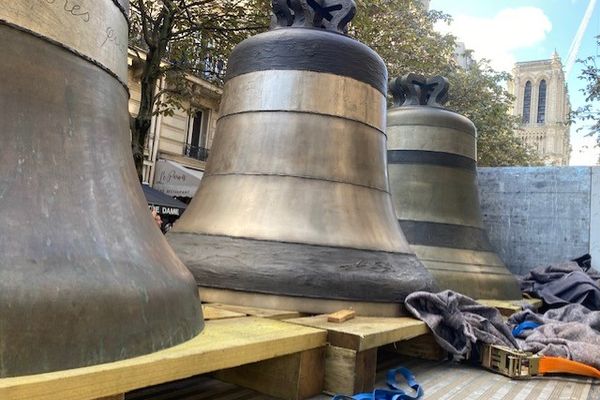 Trois des huit cloches entreposées dans un camion rue d'Arcole avant de pénétrer dans la cathédrale.