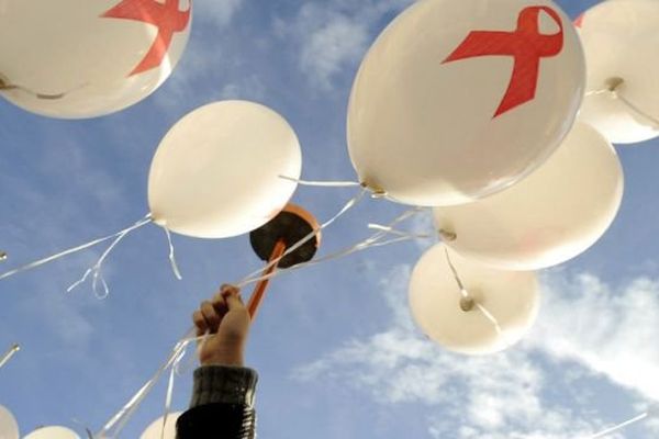 Un lâcher de ballons pour célébrer la journée mondiale de lutte contre le sida.