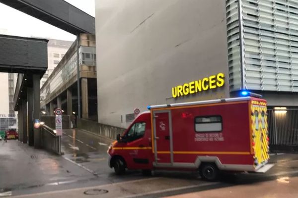 C'est une aide-soignante qui a entendu l'homme tomber du second étage.