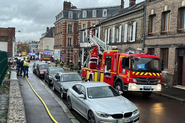 L'incendie s'est déclaré mercredi 27 novembre au premier étage de cet immeuble situé à Elbeuf.