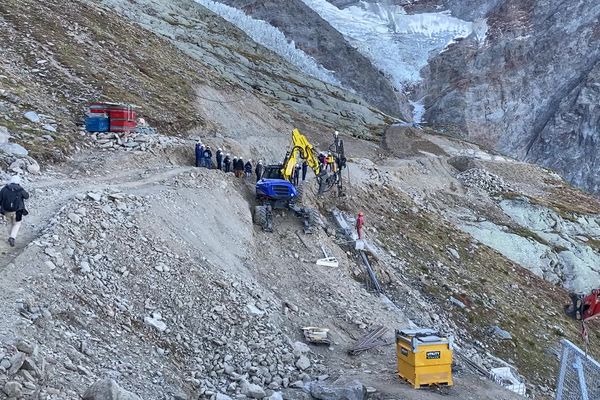 Le chantier en cours au Nid d'Aigle, au pied du glacier de Bionnassay (Saint-Gervais), le 11 octobre 2023.