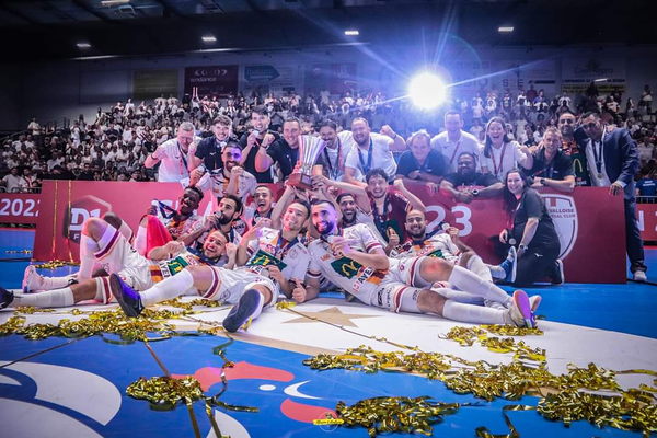 Les joueurs de l'Etoile Lavalloise, samedi soir à Caen, après leur victoire en Championnat de France, face au Sporting Club de Paris