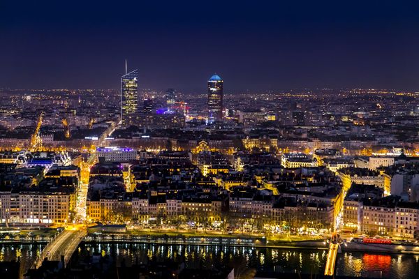 Au total chaque matin, pour accéder à leur lieu de travail, près de 200 000 "navetteurs entrants" convergent vers la métropole de Lyon, croisant plus de 70 000 "navetteurs sortants". Des chiffres en constante hausse.