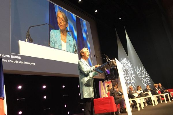 La ministre des transports, Elizabeth Borne au congrès des intercommunalités de France à Deauville. 