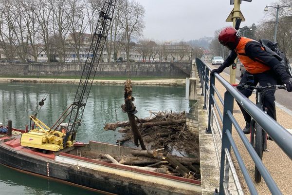 Le chantier flottant a intrigué les promeneurs traversdant le Pont Canot.