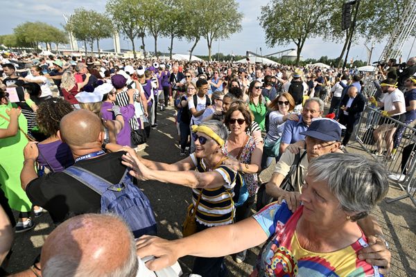 Le record du monde de la plus grande chenille humaine a été battu le 12 juin 2023 à Rouen, avec 3.940 participants.