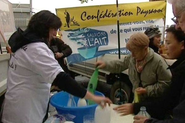 Les producteurs de lait à la rencontre des consommateurs, ce matin à Pau.