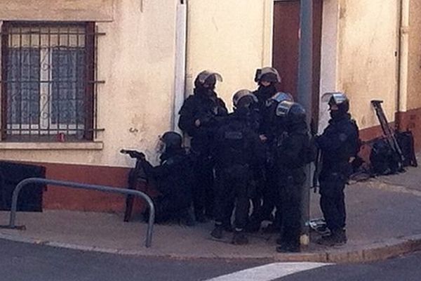 Béziers (Hérault) - le GIPN se positionne autour de l'immeuble où le forcené est retranché avec son arme - 10 février 2015.